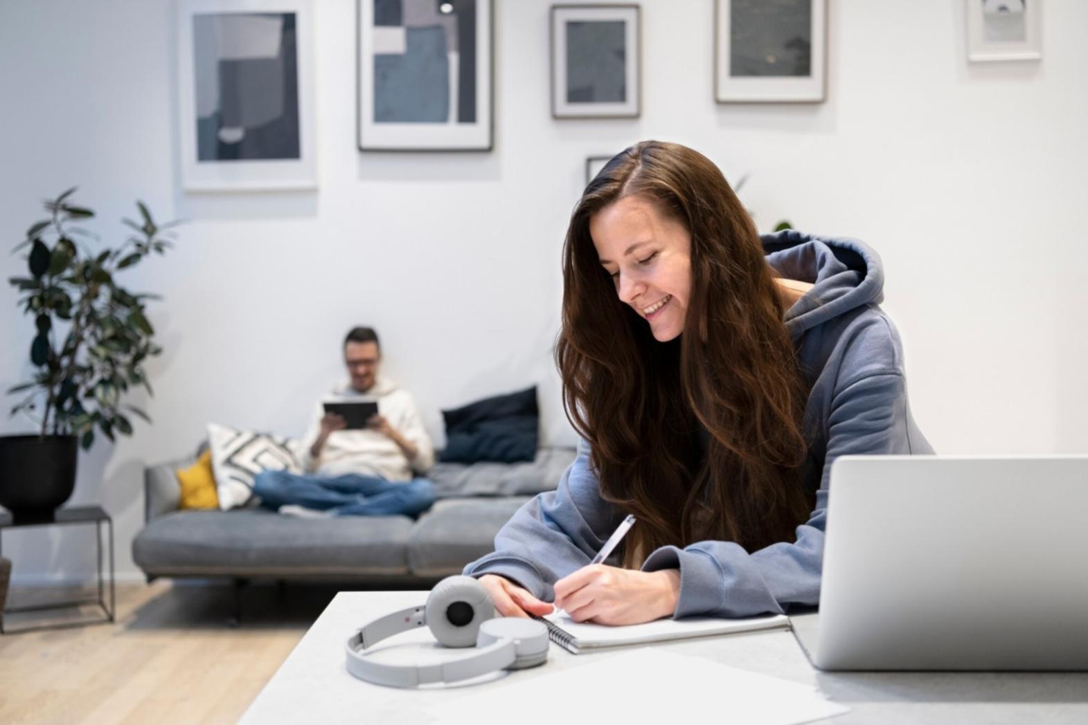 Équipe de startup travaillant sur un projet innovant